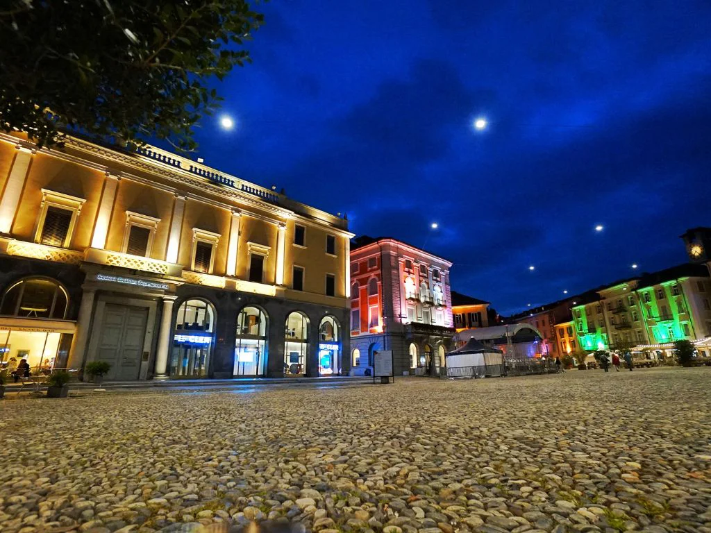 Piazza Grande in Locarno bei Nacht
