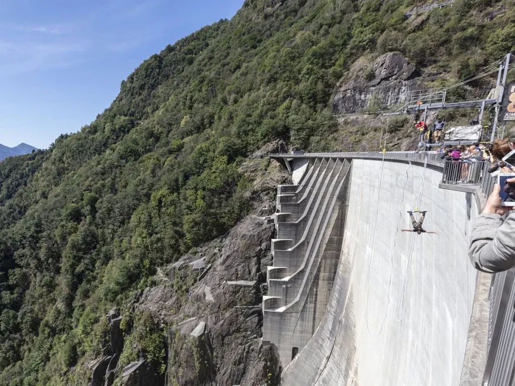 Verzasca-Staumauer mit Bungee-Sprung am Eingang zum Verzascatal