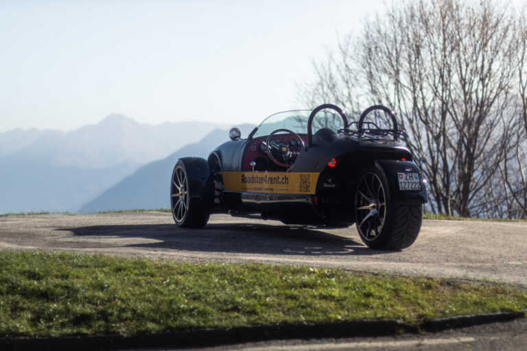 Roadster Vanderhall a un punto panoramico in Ticino, immagine del buono regalo