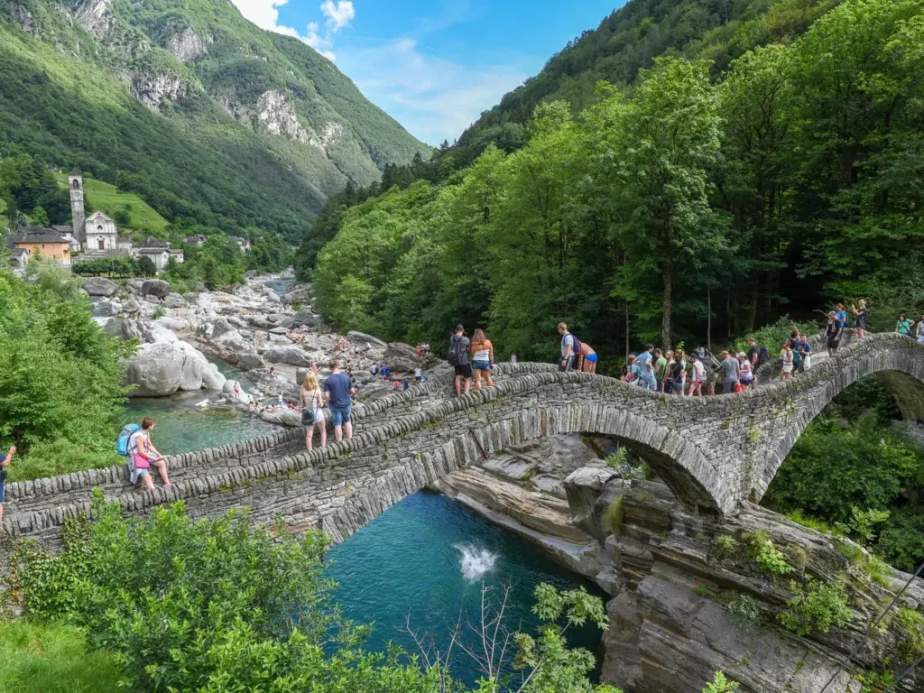 Besucher auf dem Ponte dei Salti in Lavertezzo im Verzascatal