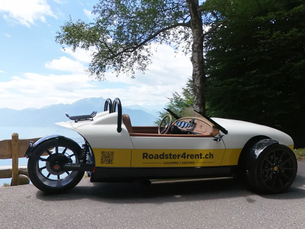 Vanderhall Roadster an einem Aussichtspunkt über dem Lago Maggiore