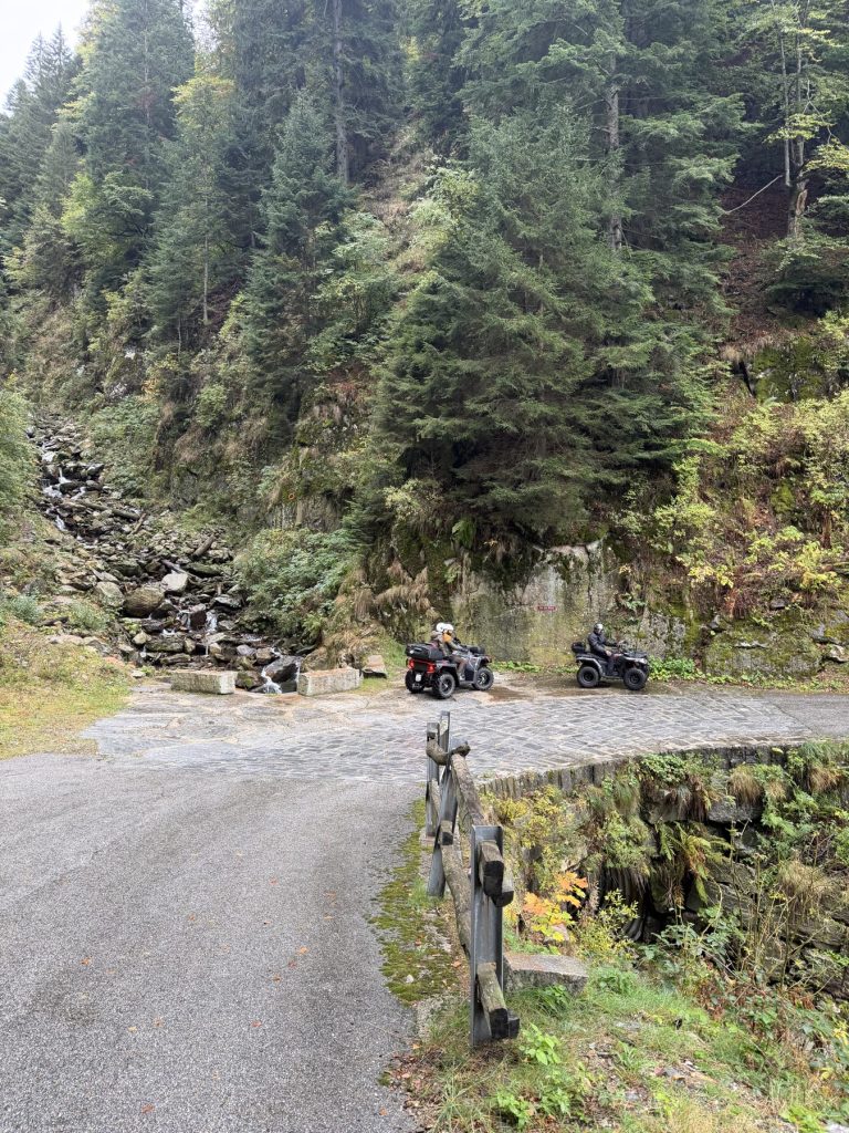 Zwei Quads auf einer Bergstrasse im Wald oberhalb von Arbedo
