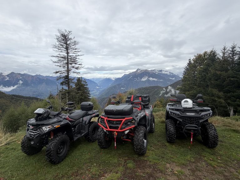 Drei Quads auf einer Alp mit Blick auf die Bergwelt zwischen Tessin und Graubünden
